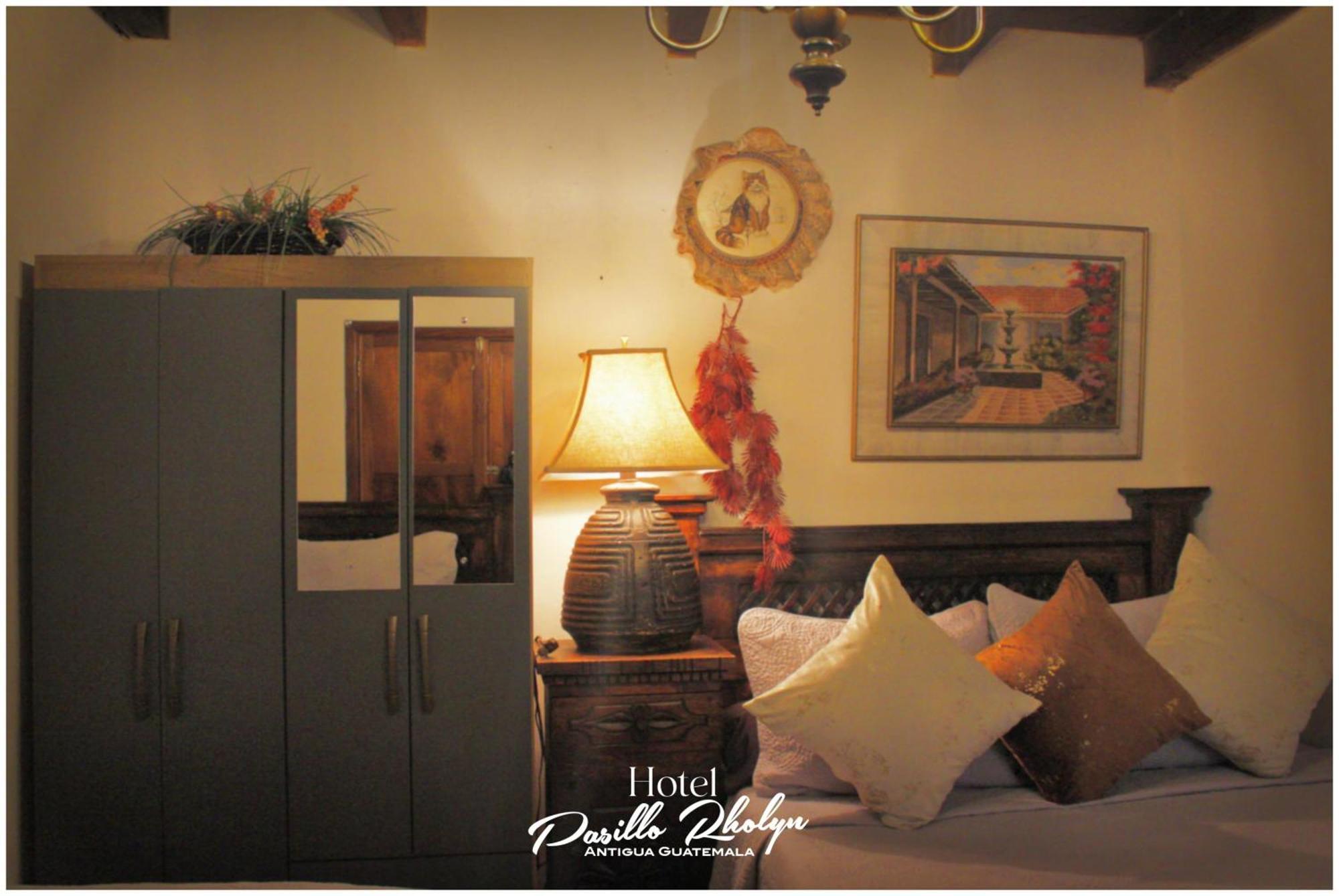 Hotel Rholyn Pura Vida !! アンティグア・グアテマラ エクステリア 写真