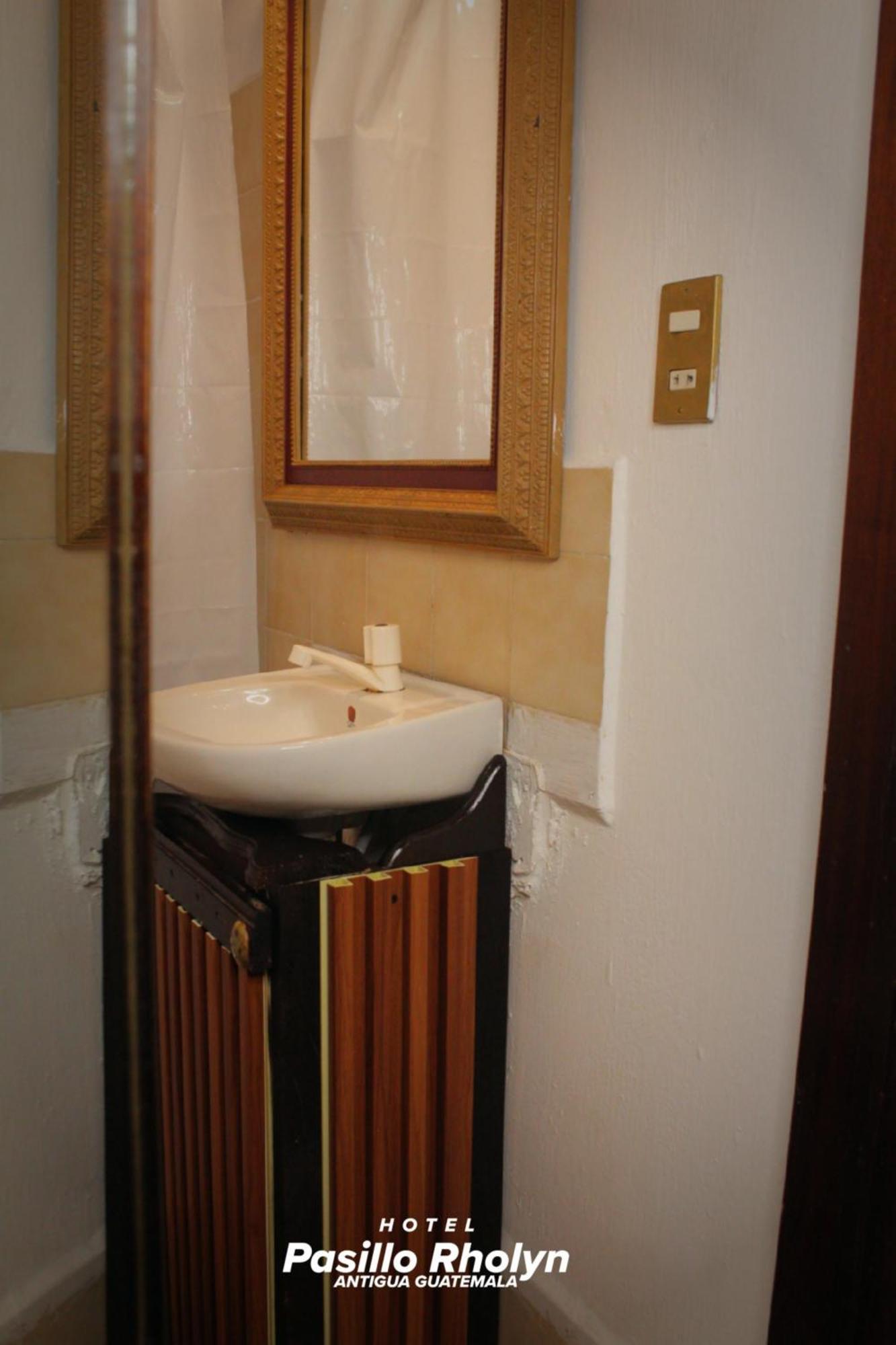 Hotel Rholyn Pura Vida !! アンティグア・グアテマラ エクステリア 写真