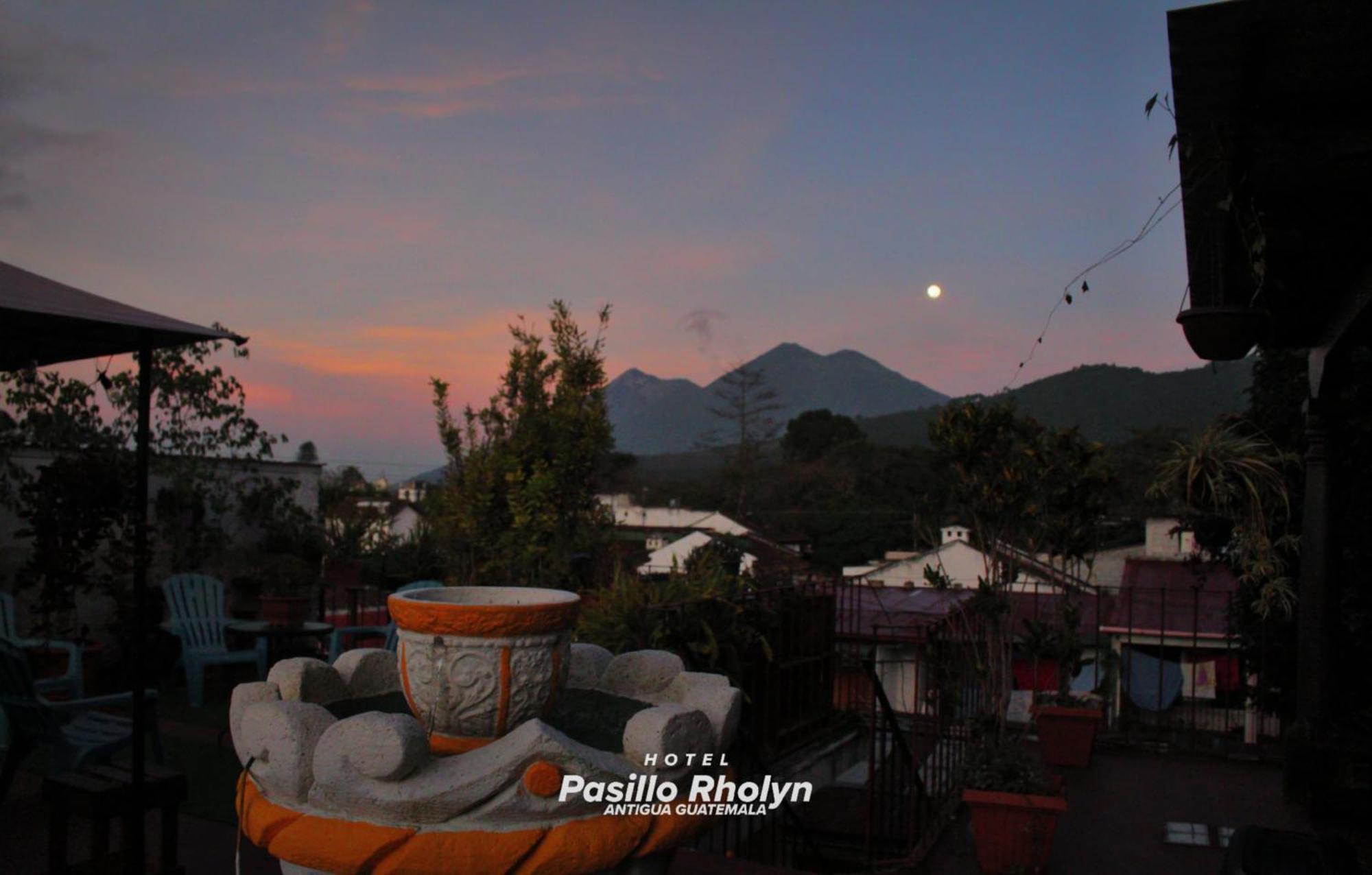 Hotel Rholyn Pura Vida !! アンティグア・グアテマラ エクステリア 写真